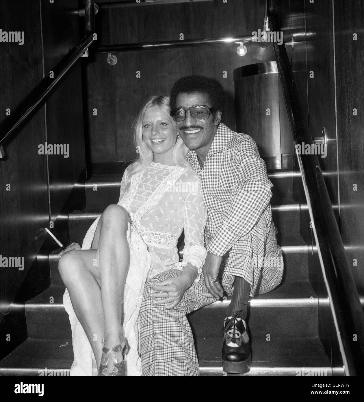 Sammy Davis Jr, artiste de spectacle américain, trouve compagnie à une fête  donnée pour lui au Playboy Club de Londres. Elle est la créatrice de bijoux  Anulka Dziubinska, 20 ans, qui a