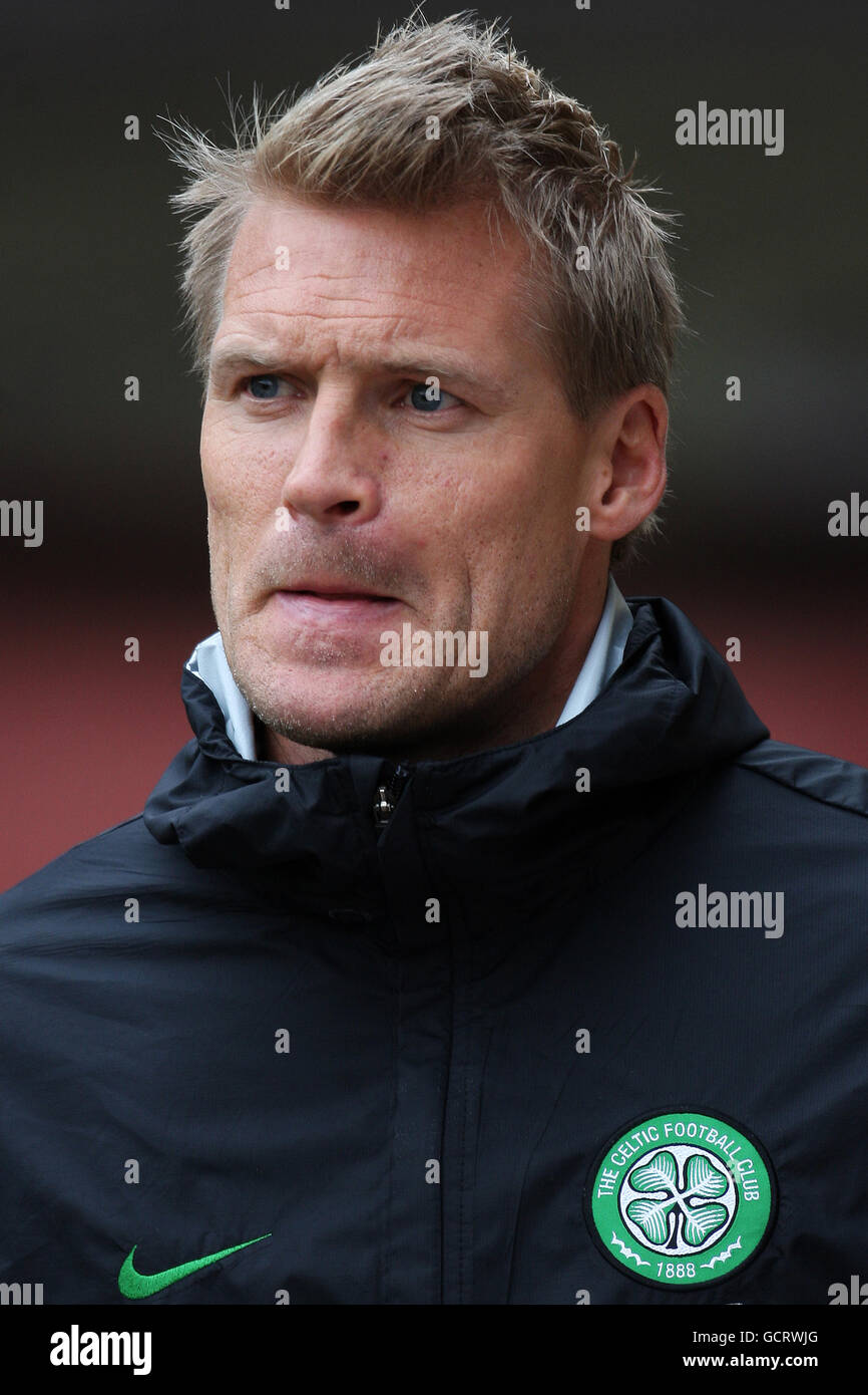 Soccer - Clydesdale Bank Premier League - Dundee United / Celtic - Tannadice. Johan Mjallby, assistant directeur celtique Banque D'Images