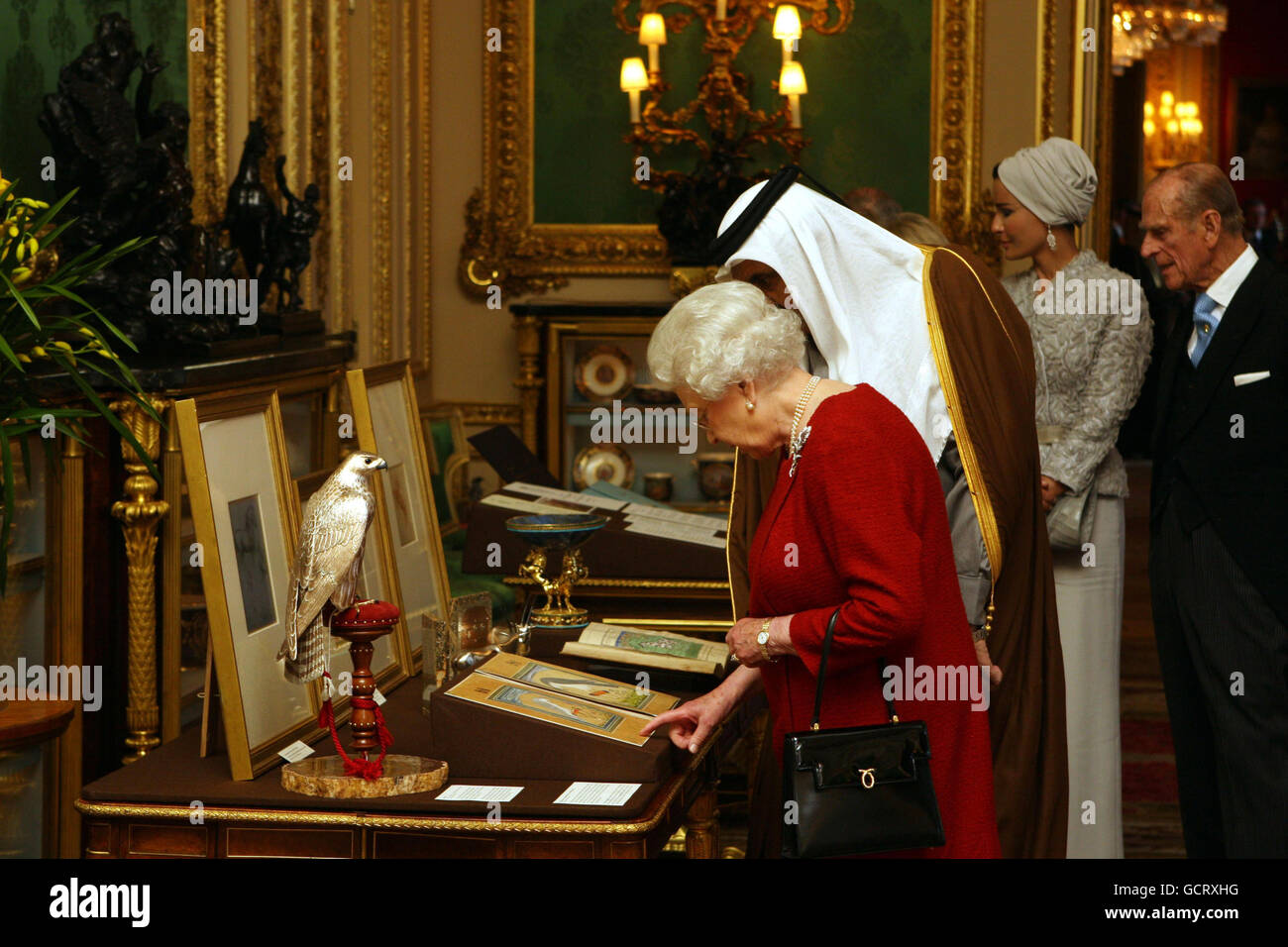 La reine Elizabeth II montre l'émir du Qatar Sheikh Hamad bin Khalifa al-Thani des expositions rondes de la Collection royale au château de Windsor, Berkshire, lors de sa visite d'État au Royaume-Uni. Banque D'Images