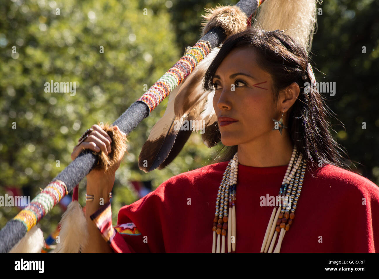 Femme dansant au Blackleggings Kiowa Warrior Society Pow-wow. Banque D'Images