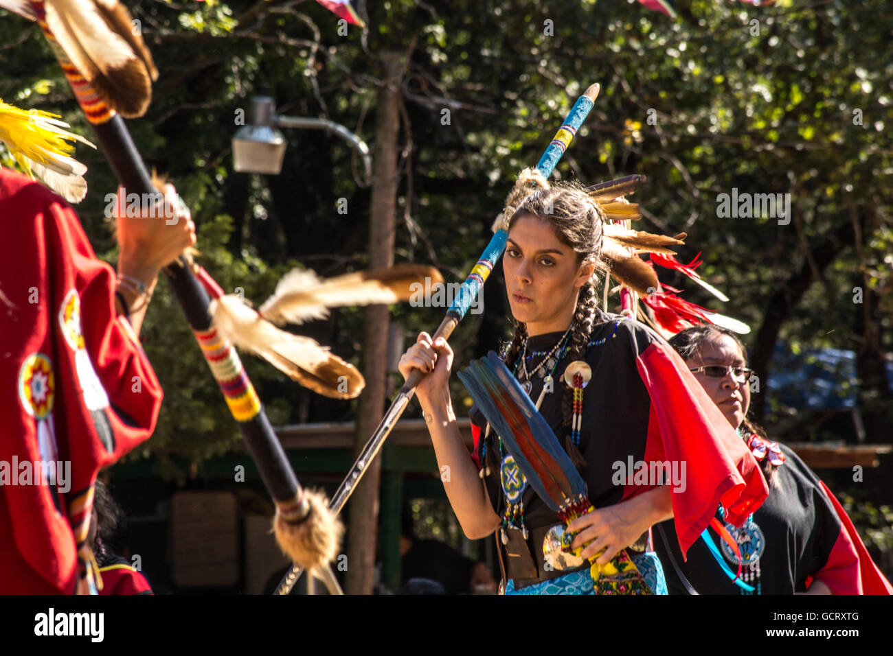 Femme dansant au Blackleggings Kiowa Warrior Society Pow-wow. Banque D'Images