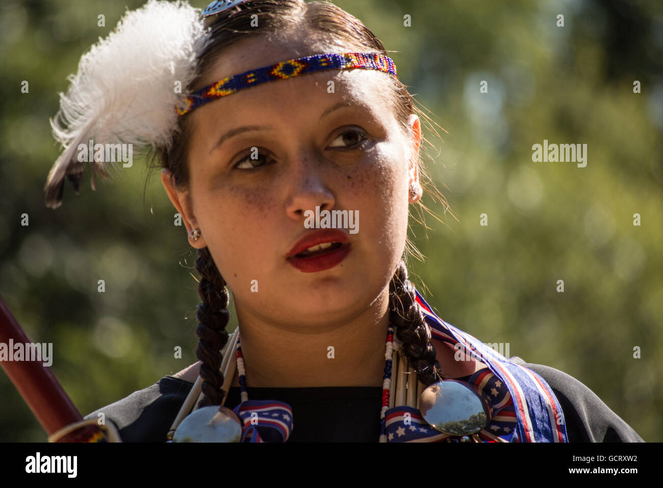 Femme dansant au Blackleggings Kiowa Warrior Society Pow-wow. Banque D'Images