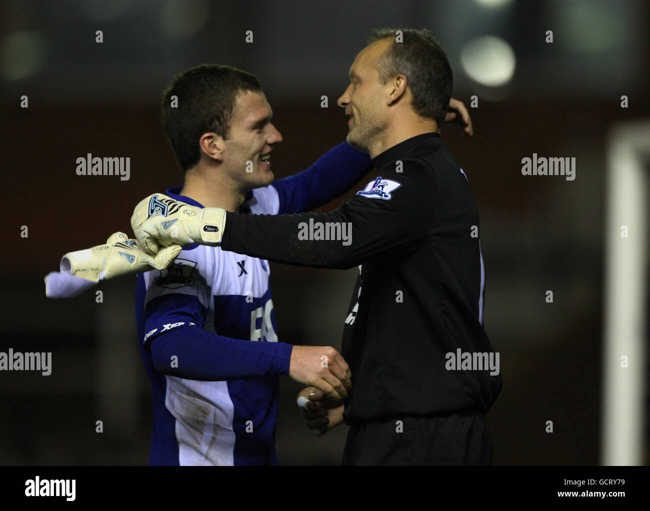 Maik Taylor, gardien de but de Birmingham City, célèbre avec Craig Gardner (à gauche) après avoir gagné la dernière pénalité de Brentford pour gagner avec la fusillade de pénalité lors du match de la quatrième ronde de la Carling Cup à St Andrew's, Birmingham. Banque D'Images