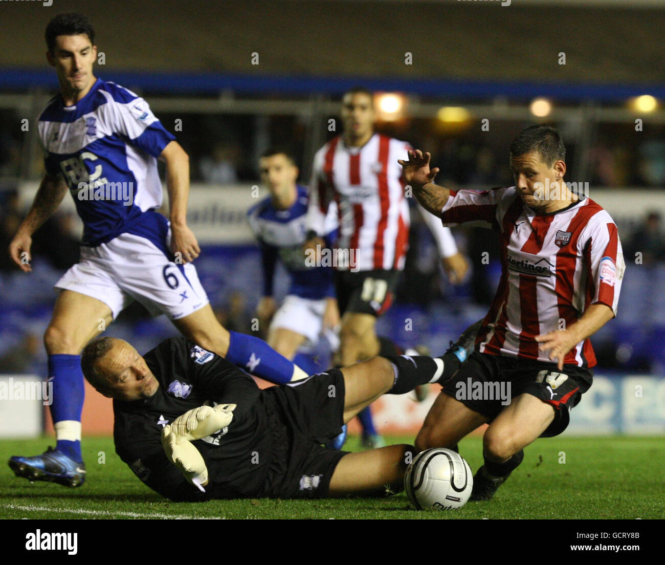 Maik Taylor, gardien de but de Birmingham, sauve aux pieds de Charlie MacDonald de Brentford lors du match de la quatrième ronde de la Carling Cup à St Andrew's, Birmingham. Banque D'Images