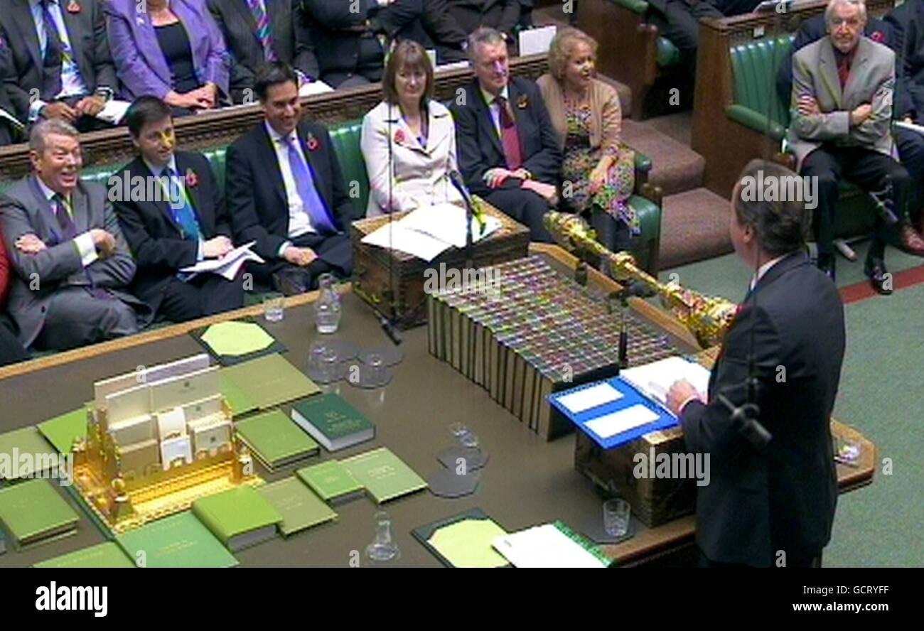 Le premier ministre David Cameron s'adresse à la magistrature de l'opposition pendant les questions du premier ministre à la Chambre des communes, à Londres. Banque D'Images