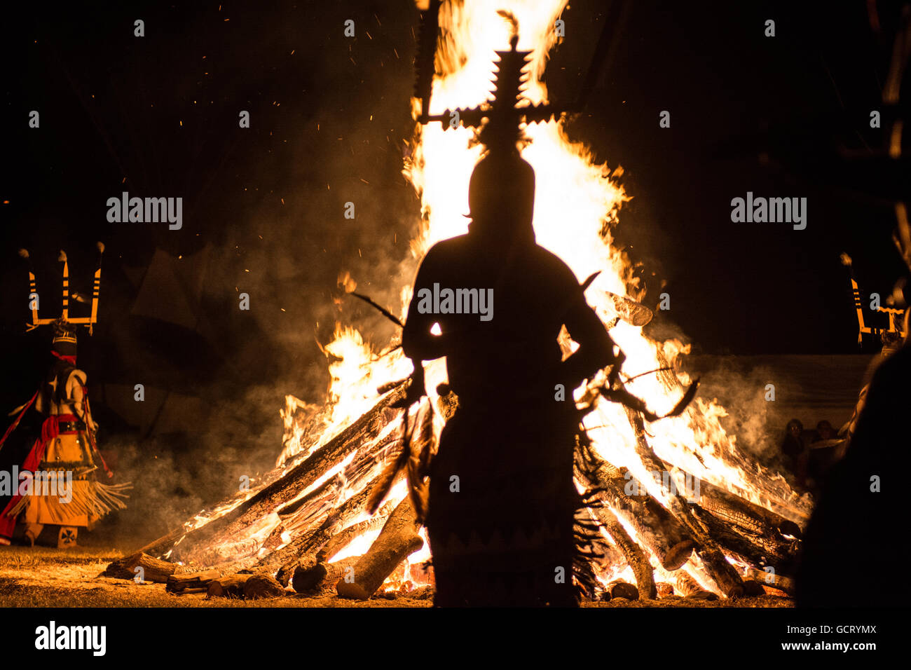 Apaches effectuant une danse du feu de cérémonie dans l'Oklahoma. Banque D'Images