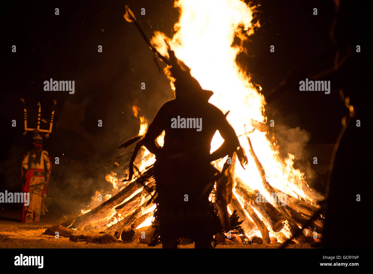Apaches effectuant une danse du feu de cérémonie dans l'Oklahoma. Banque D'Images