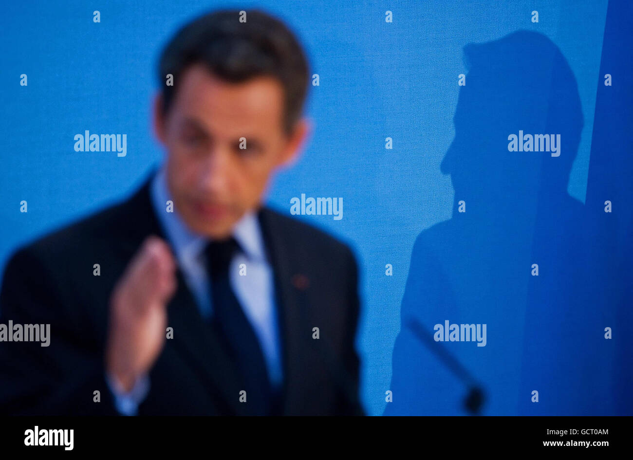L'ombre du Premier ministre britannique David Cameron tombe sur un mur, alors que le président français Nicolas Sarkozy s'adresse aux médias lors d'un sommet anglo-français à Lancaster House, dans le centre de Londres. Banque D'Images