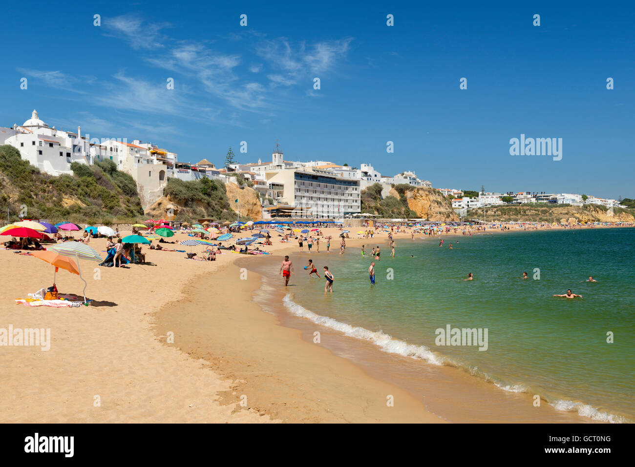 En été, la plage d'Albufeira Algarve, Portugal Banque D'Images