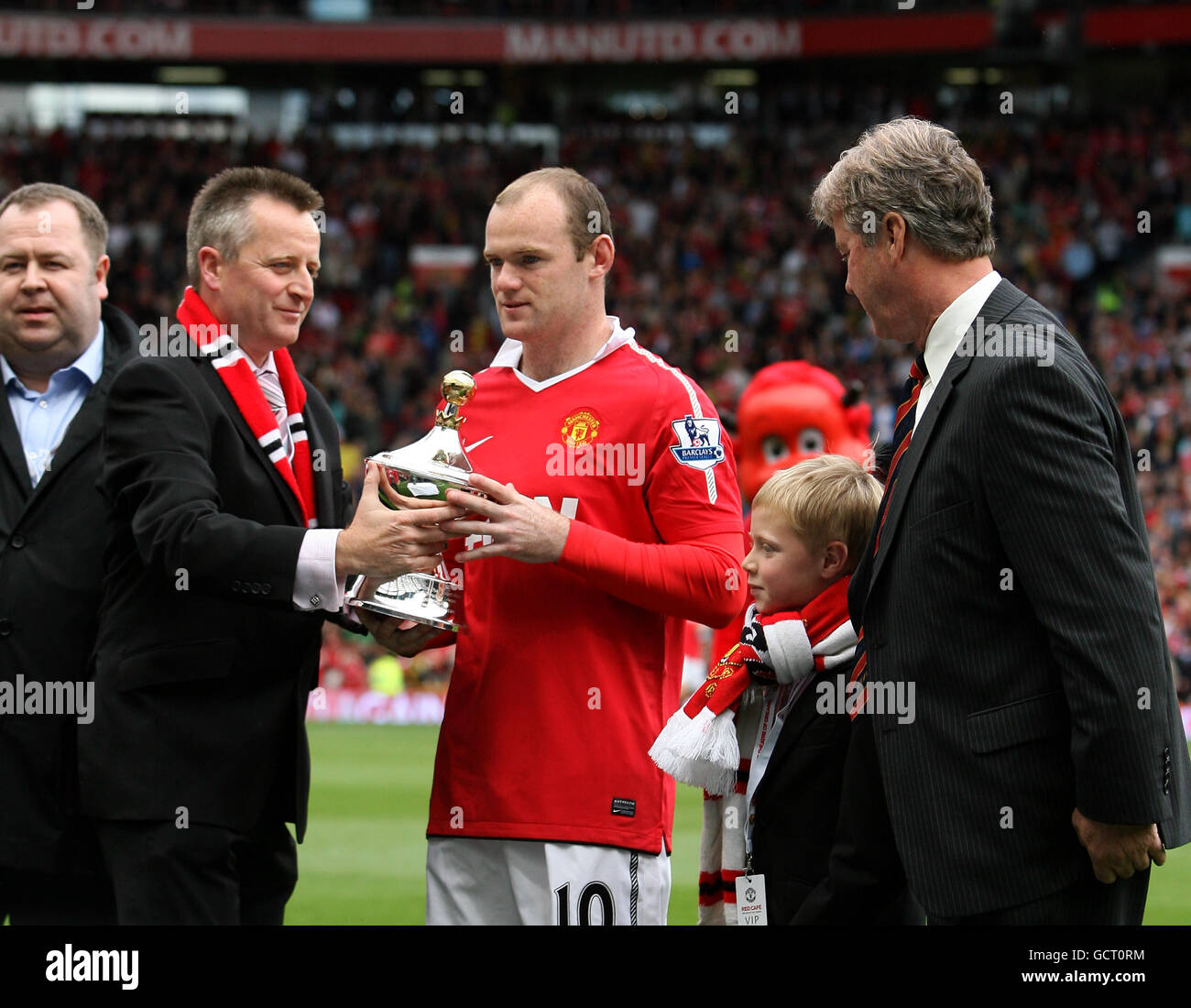 Football - Barclays Premier League - Manchester United / West Ham United - Old Trafford.Wayne Rooney de Manchester United reçoit un prix PFA Banque D'Images