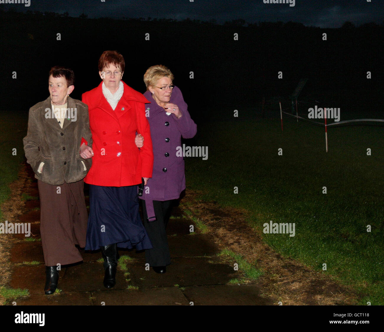 Les sœurs de Peter Wilson, (de gauche à droite) Helen McGinley, Ann Connolly et Patricia Gearon, dans le parking à côté de la plage à Waterfoot à Co Antrim. Banque D'Images