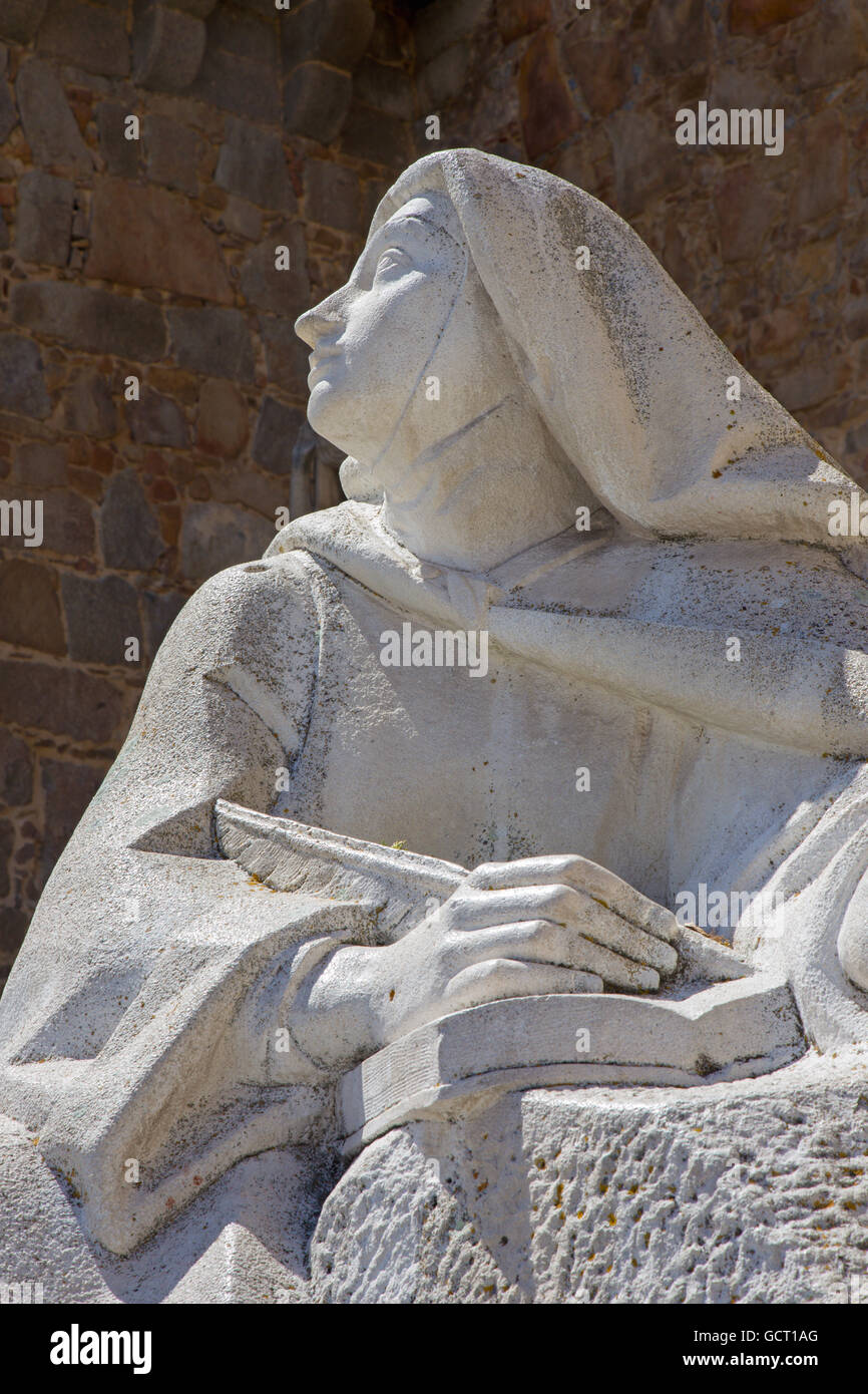 AVILA, ESPAGNE, 2016 : La statue de sainte Thérèse d'Avila derrière les murs de la ville par le sculpteur espagnol Juan Luis Vassallo Banque D'Images