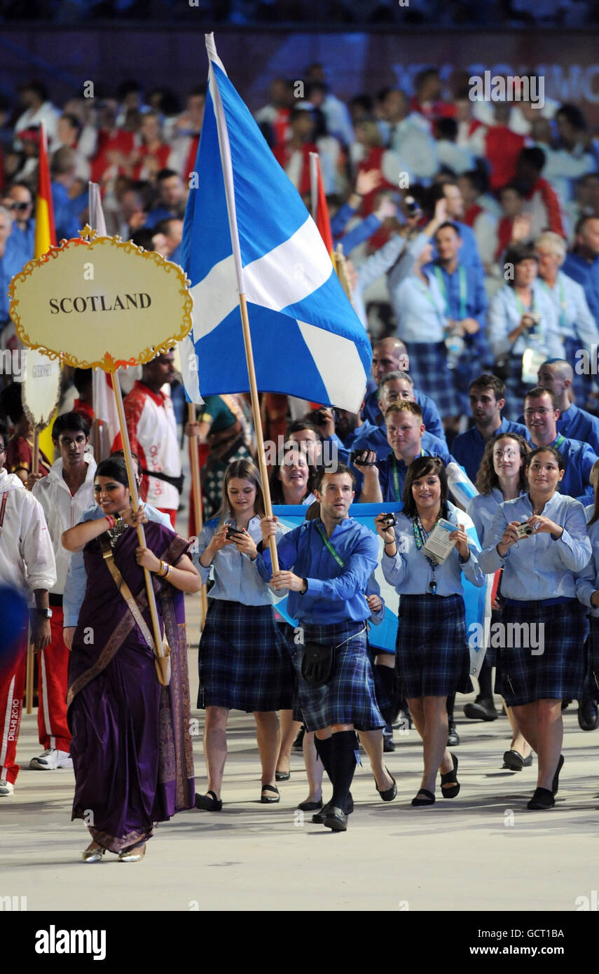 Ross Edgar, en Écosse, porte son drapeau lors de la cérémonie d'ouverture des Jeux du Commonwealth de 2010 au stade Jawaharlal Nehru à New Delhi, en Inde. Banque D'Images