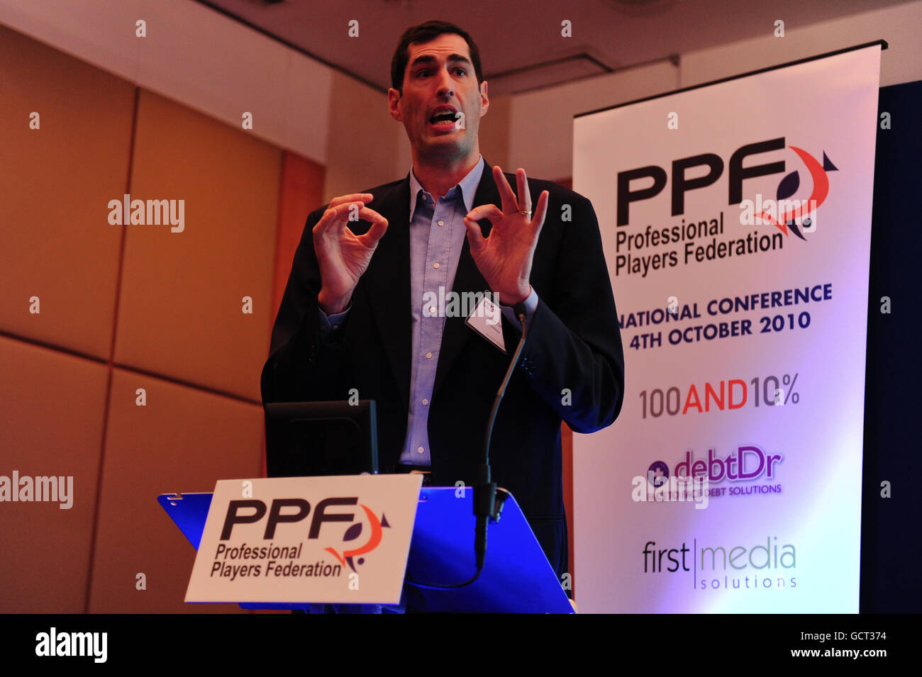 Secrétaire général de l'Association européenne des athlètes d'élite et de l'ancienne NBA Walter Palmer, joueur de basket-ball, parle à la Professional Players Federation conférence Banque D'Images