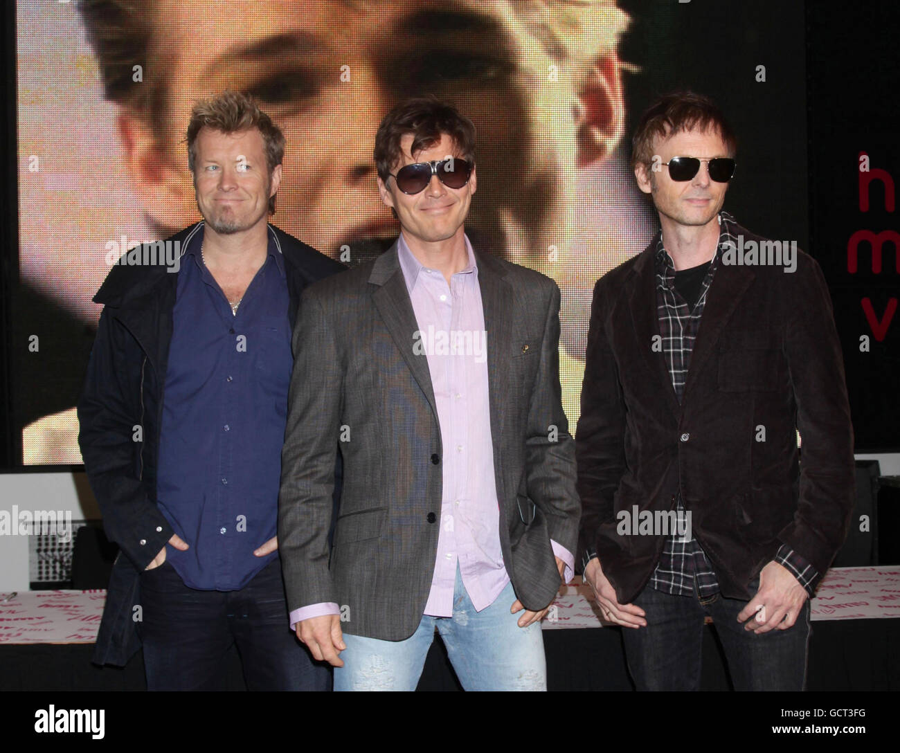 (De gauche à droite) Magne Furuholmen, Morten Harket et Pal Waaktaar d'A-Ha lors d'une session de signature à HMV Oxford Street, Londres. Banque D'Images