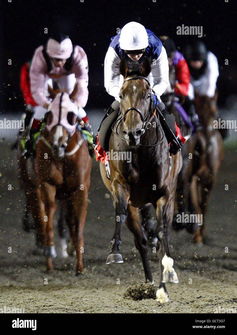 Lombok, monté par Hayley Turner, remporte le digibet handicap à l'hippodrome de Kempton. Banque D'Images