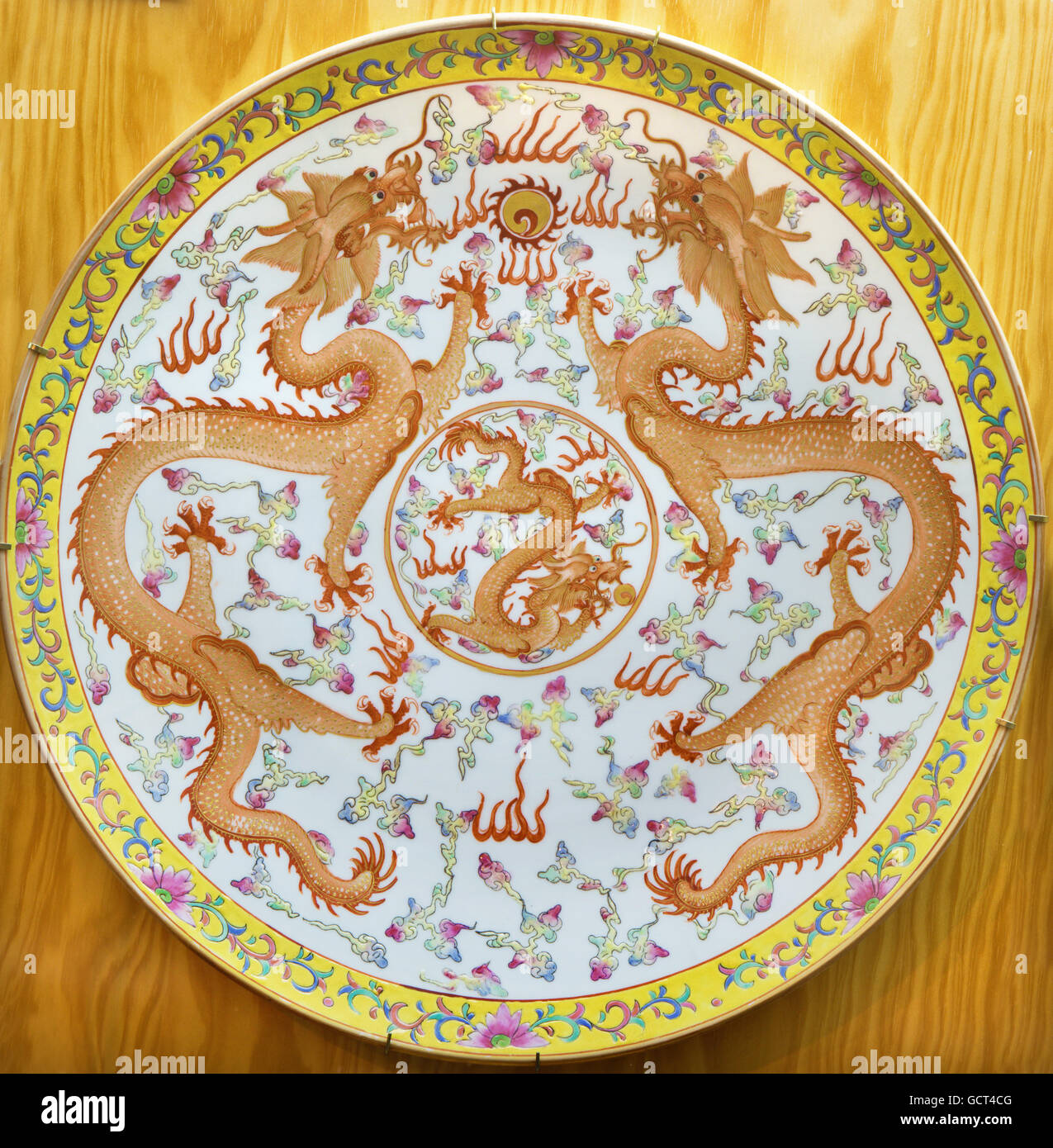 AVILA, ESPAGNE, avril - 18, 2016 : la plaque avec deux dragons chinois de l'époque de la dynastie des Qinig Banque D'Images