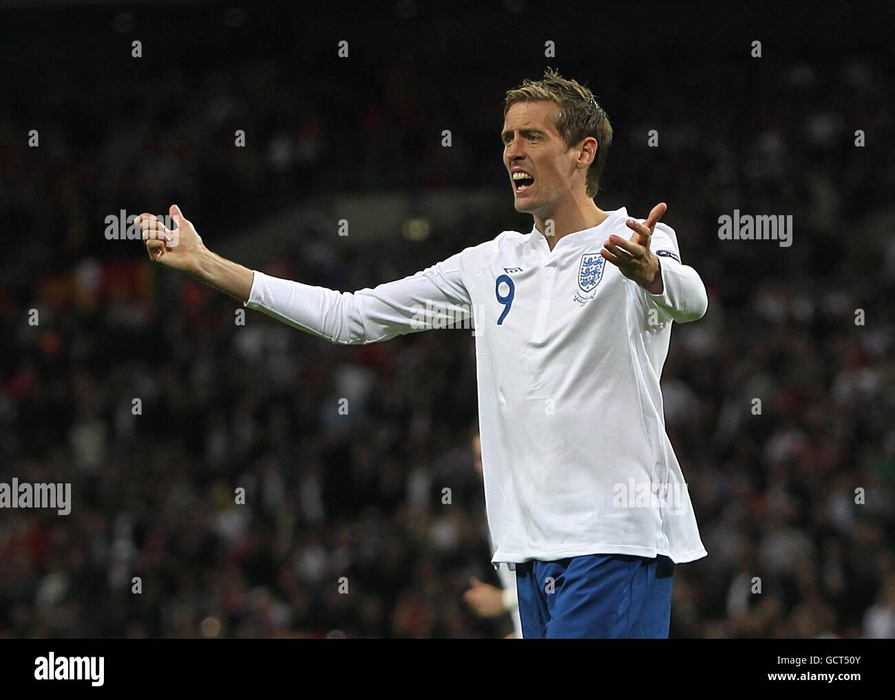 Football - UEFA Euro 2012 - qualification - Groupe G - Angleterre / Monténégro - Wembley. Peter Crouch, Angleterre Banque D'Images