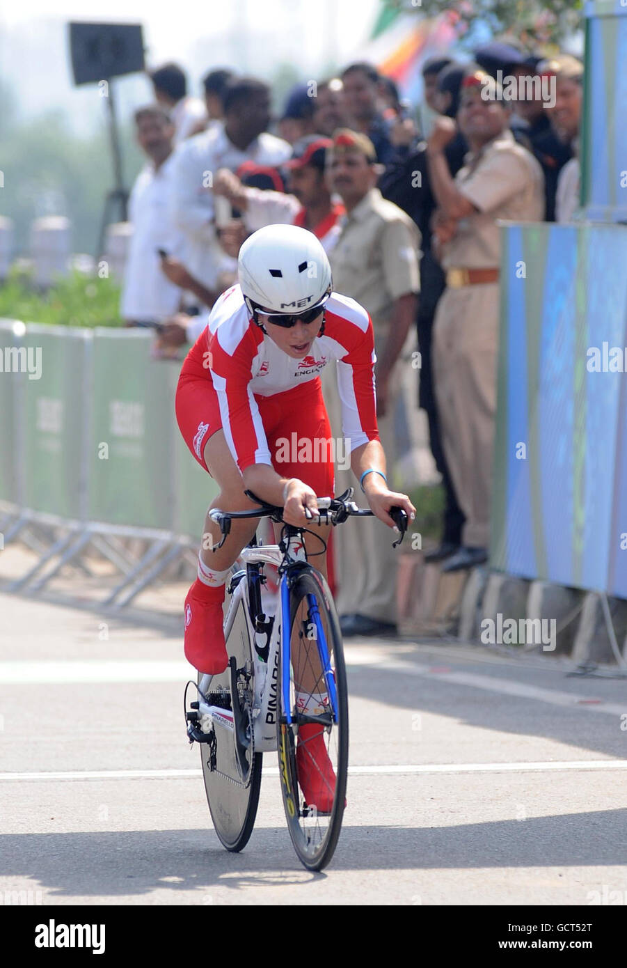 Emma Trott, en Angleterre, dans le procès individuel des femmes pendant le dixième jour des Jeux du Commonwealth de 2010 à la Noida Expressway, Noida, Inde. Banque D'Images