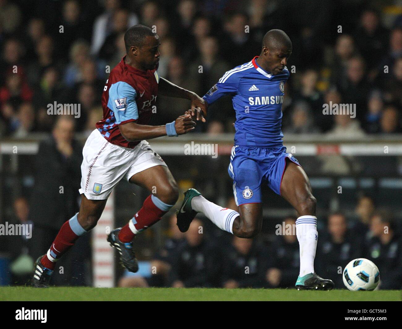 Football - Barclays Premier League - Aston Villa / Chelsea - Villa Park.Ramires de Chelsea et Nigel Reo-Coker (à gauche) de Aston Villa se battent pour le ballon Banque D'Images