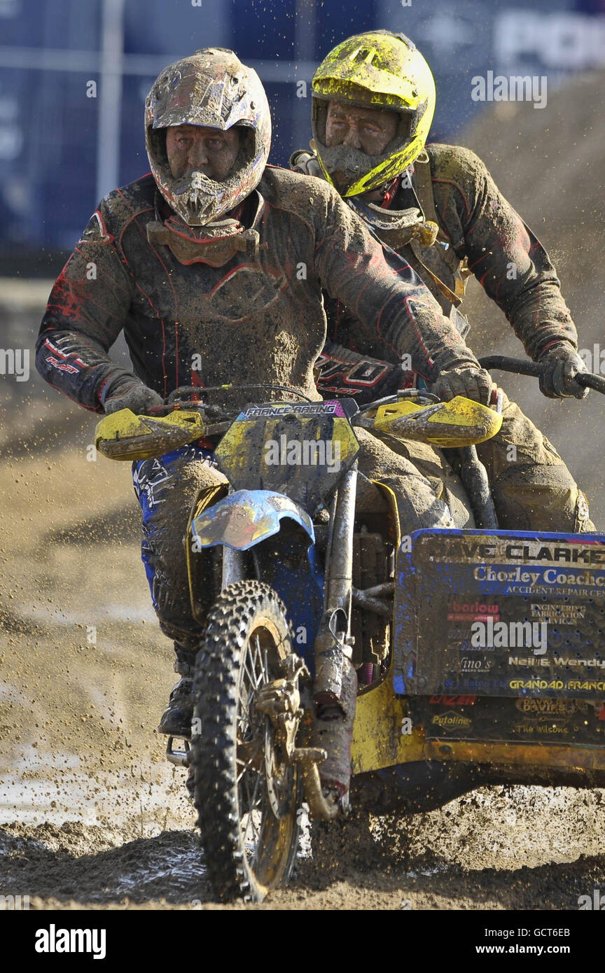 Les sidecar couverts de sable et de boue sur la plage Weston-super-Mare pendant la course adulte Quad/Sidescar le deuxième jour de la 28e course Weston Beach. Banque D'Images