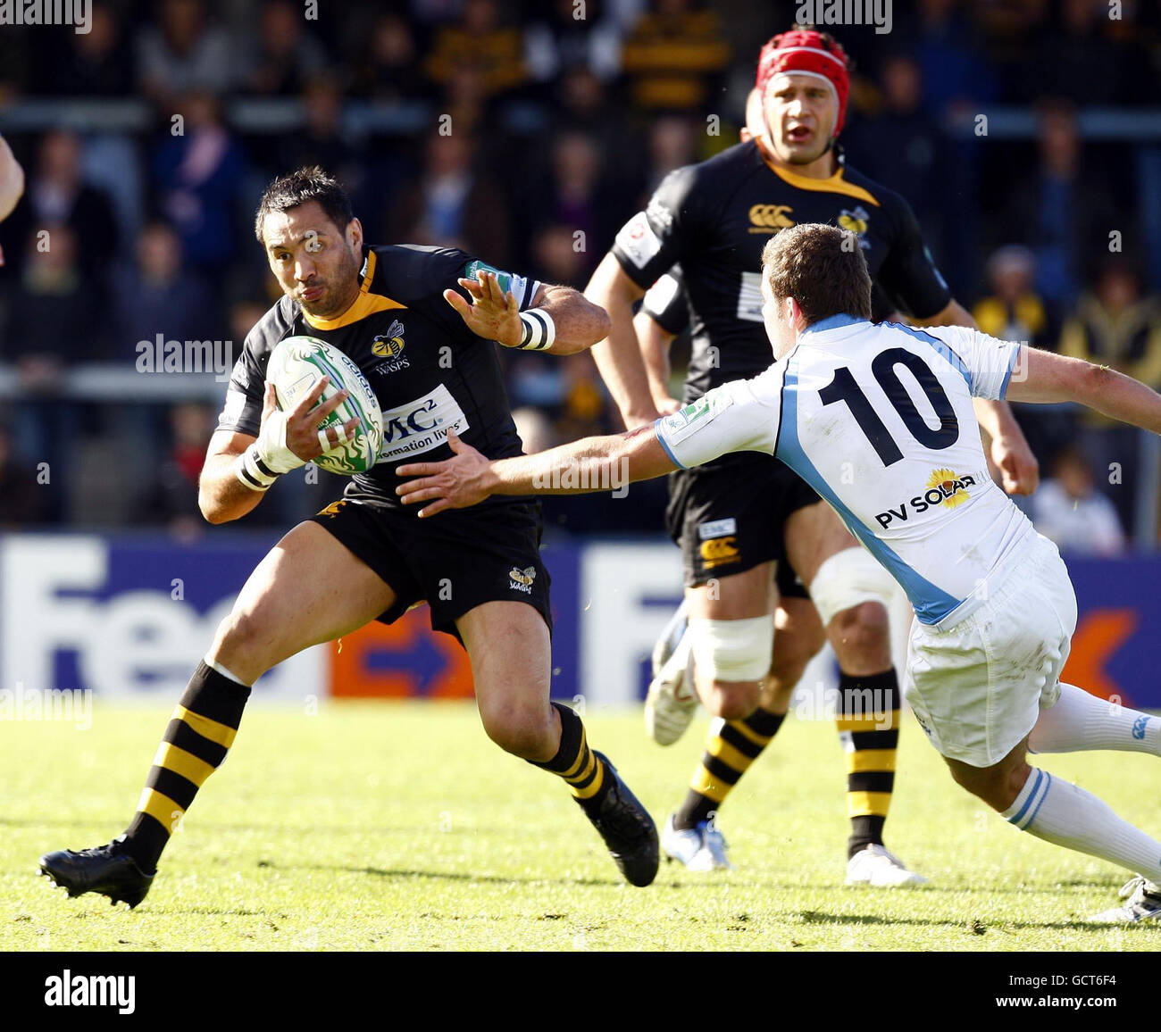 Rugby Union - Heineken Cup - Pool 6 - Round 2 - London Wasps / Glasgow Warriors - Adams Park.Riki Flutey (au centre) de Wasps court à la défense de Glasgow pendant le match Heineken Cup Pool 6 à Adams Park, High Wycombe. Banque D'Images