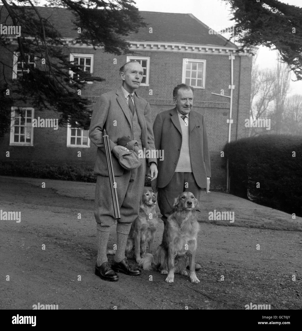 Le premier ministre, Sir Alec Douglas-Home, avec un fusil de chasse sous son bras, avec son hôte, le riche banquier commercial Wilfred Hill-Wood et ses récupérateurs avant de partir pour une journée de tir. Le Premier ministre et Lady Douglas-Home passent le week-end à 'The Lordship', la somptueuse maison de M. Hill-Wood à Agrand Hadham, dans le Hertfordshire. Sir Alec et M. Hill-Wood sont amis depuis leur époque d'Eton Banque D'Images