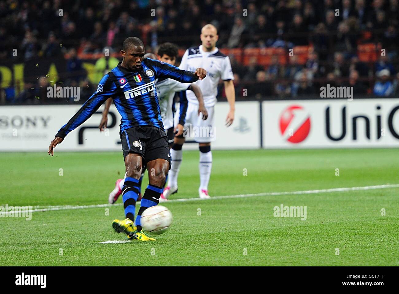 Football - Ligue des champions de l'UEFA - Groupe A - Inter Milan / Tottenham Hotspur - Stadio Giuseppe Meazza.Samuel ETO'o, de l'Inter Milan, a obtenu un score sur la pénalité. Banque D'Images