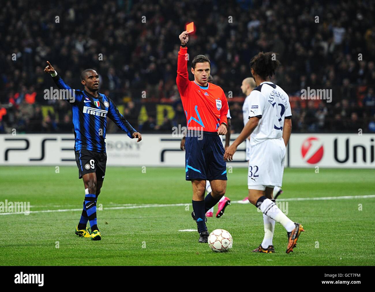 L'arbitre Damir Skomina (au centre) montre par erreur Benoit Assou-Ekotto de Tottenham Hotspur (à droite) la carte rouge avant d'être informé par Samuel ETO'o (à gauche) de l'Inter Milan que c'était le gardien de but de Tottenham Hotspur Heurelho Gomes (non illustré) qui avait commis des fautes avec son coéquipier Jonathan Biabiany (non illustré). Banque D'Images