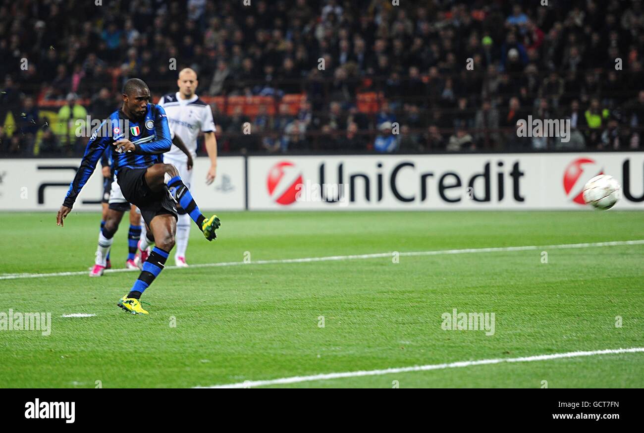 Football - Ligue des champions de l'UEFA - Groupe A - Inter Milan / Tottenham Hotspur - Stadio Giuseppe Meazza.Samuel ETO'o, de l'Inter Milan, a obtenu un score sur la pénalité. Banque D'Images