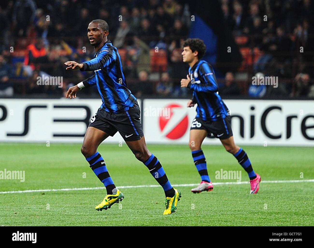 Football - Ligue des champions de l'UEFA - Groupe A - Inter Milan / Tottenham Hotspur - Stadio Giuseppe Meazza.Samuel ETO'o (à gauche), de l'Inter Milan, célèbre son deuxième but à partir de la zone de pénalité. Banque D'Images