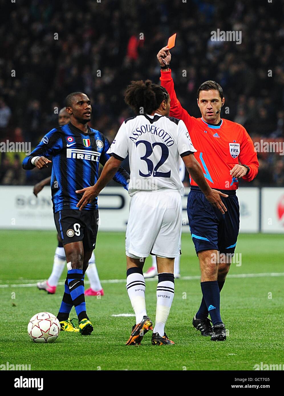L'arbitre Damir Skomina (à droite) montre par erreur Benoit Assou-Ekotto de Tottenham Hotspur (à droite) la carte rouge avant d'être informé par Samuel ETO'o (à gauche) de l'Inter Milan que c'était en fait le gardien de but de Tottenham Hotspur Heurelho Gomes (non illustré) qui avait commis des fautes contre son coéquipier Jonathan Biabiany (pas illustré) dans la zone de pénalité. Banque D'Images
