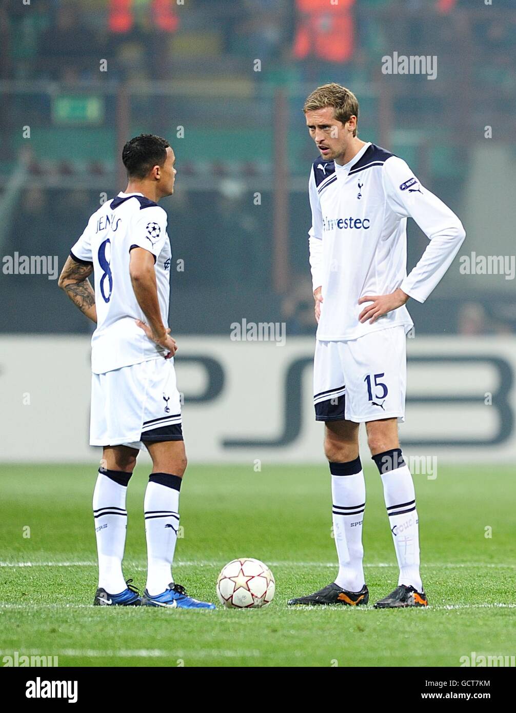 Jermaine Jenas (à gauche) et Peter Crouch (à droite) de Tottenham Hotspur semblent découragés lorsqu'ils se préparent à se lancer après que Samuel ETO'o, de l'Inter Milan, ait marqué le deuxième but de son équipe. Banque D'Images