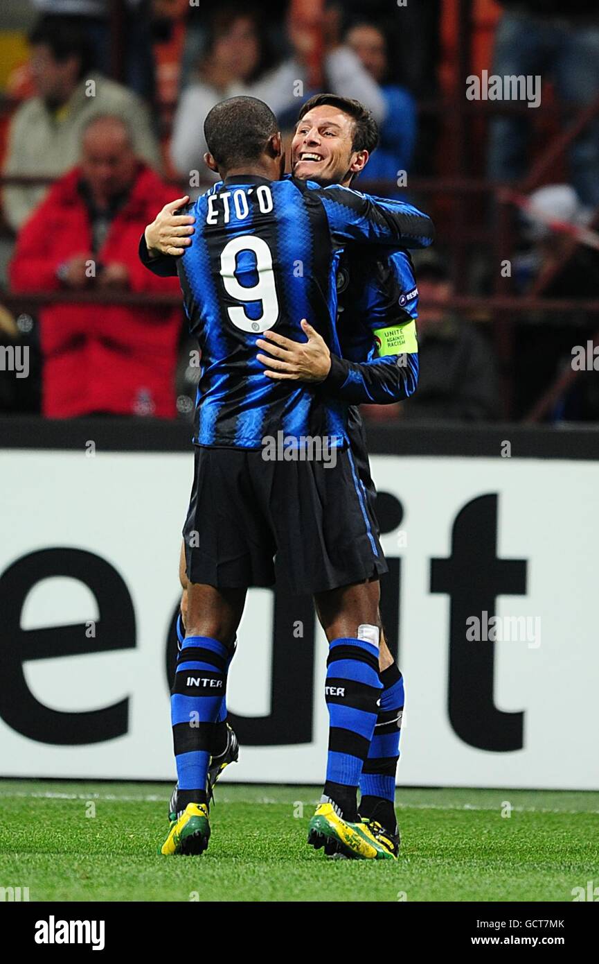 Football - Ligue des champions de l'UEFA - Groupe A - Inter Milan / Tottenham Hotspur - Stadio Giuseppe Meazza.Javier Zanetti (à droite), de l'Inter Milan, célèbre avec son coéquipier Samuel ETO'o (à gauche) après avoir obtenu le but d'ouverture. Banque D'Images