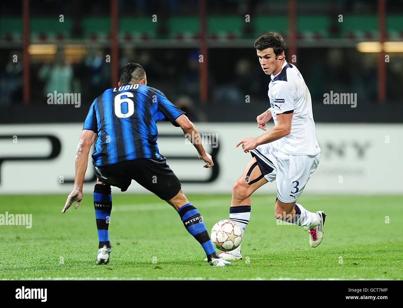 Football - Ligue des champions de l'UEFA - Groupe A - Inter Milan /  Tottenham Hotspur - Stadio Giuseppe Meazza.Gareth Bale (à droite) de  Tottenham Hotspur prend Ferreira Lucio (à gauche) de