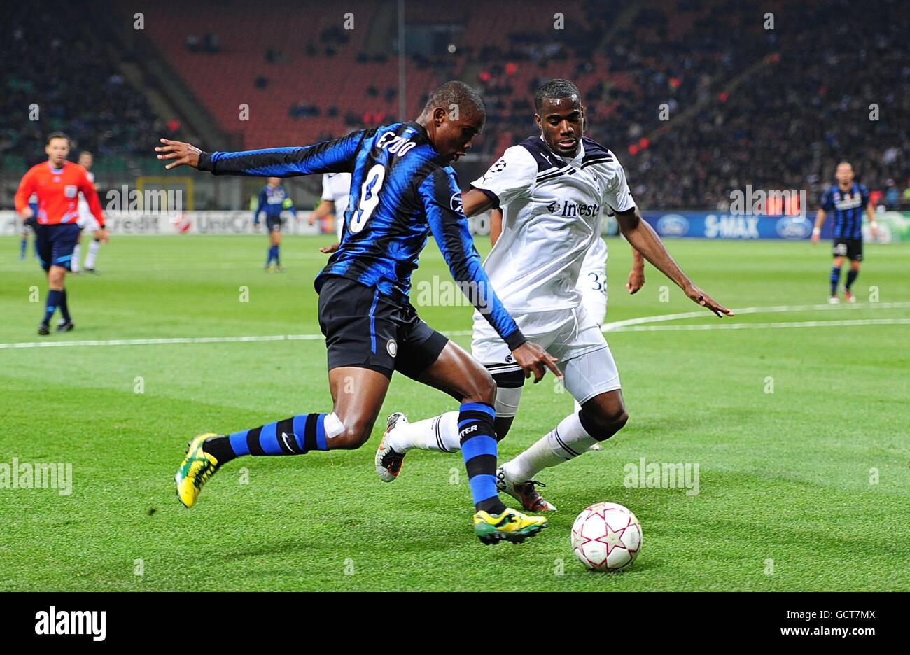 Football - Ligue des champions de l'UEFA - Groupe A - Inter Milan / Tottenham Hotspur - Stadio Giuseppe Meazza.Entre Milan, Samuel ETO'o (à gauche) et Tottenham Hotspur, Sébastien Bassong (à droite) se battent pour le ballon Banque D'Images