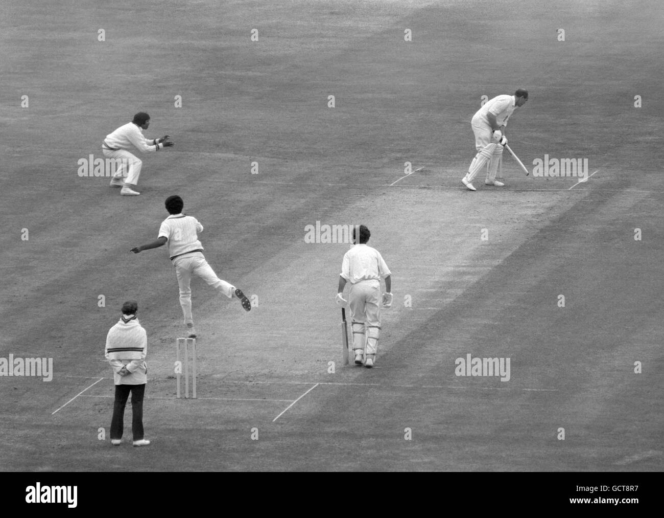 Cricket - deuxième épreuve de match - Angleterre v Antilles - Premier jour - Lord's.Brian Close d'Angleterre prend une action d'évitement en tant que bouteur de Michael tenant des voiles au-dessus de sa tête.Bob Brearley se trouve à l'extrémité opposée. Banque D'Images