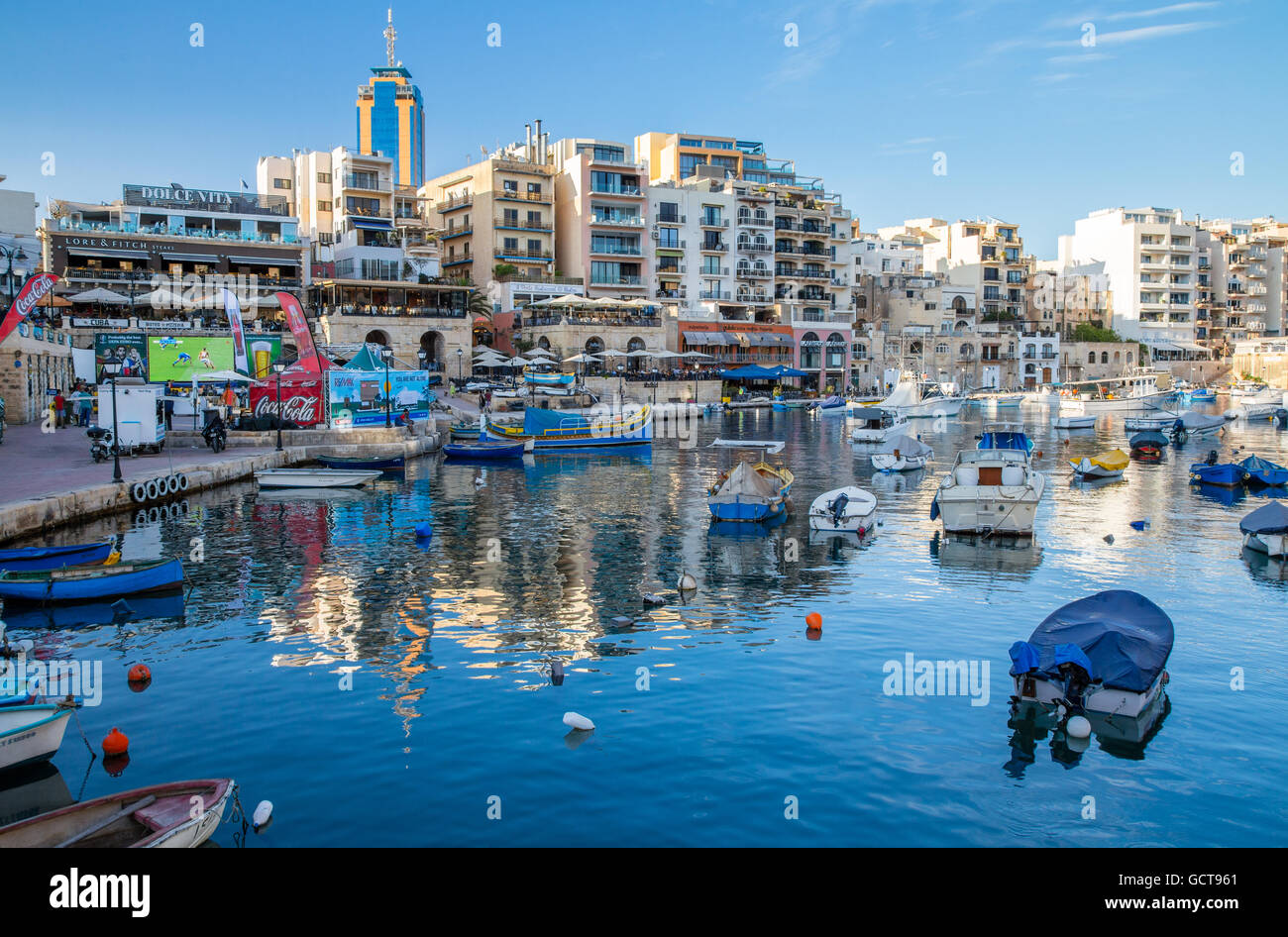 La région de la baie de Spinola de St Julian's Bay avec bars, restaurants et vie nocturne, Malte Banque D'Images
