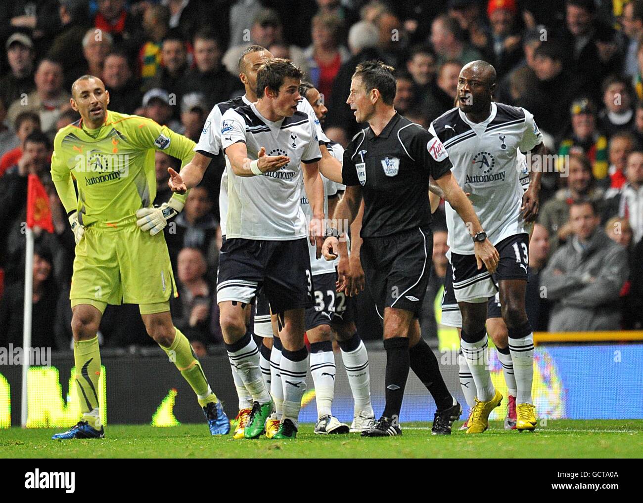 Football - Barclays Premier League - Manchester United / Tottenham Hotspur - Old Trafford.Gareth Bale (au centre à gauche) de Tottenham Hotspur se défend avec l'arbitre Mark Clattenburg (au centre à droite) au sujet du deuxième but de Manchester United Banque D'Images