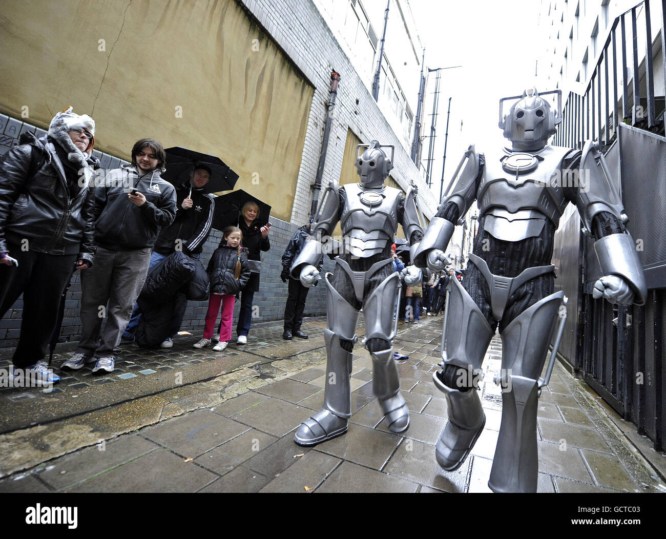 Dr qui les fans sont visités par deux Cybermen, alors qu'ils font la queue devant HMV à Oxford St pour une session de signature pour le nouveau DVD du programme mis en place par les stars du spectacle, Matt Smith et Karen Gillan. Banque D'Images