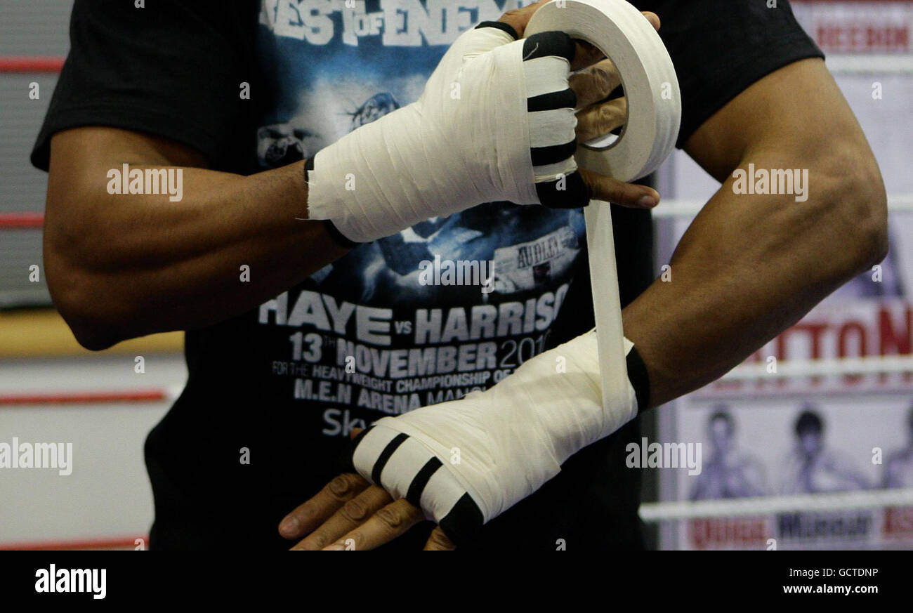 David Haye s'avance sur un travail de médias au Ricky Hatton Gym and Fitness Club de Hyde. Banque D'Images