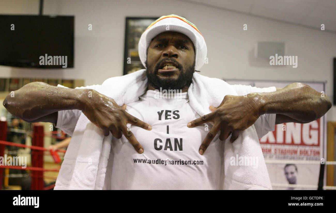 Audley Harrison met un t-shirt pendant un entraînement médiatique au Ricky Hatton Gym and Fitness Club de Hyde. Banque D'Images