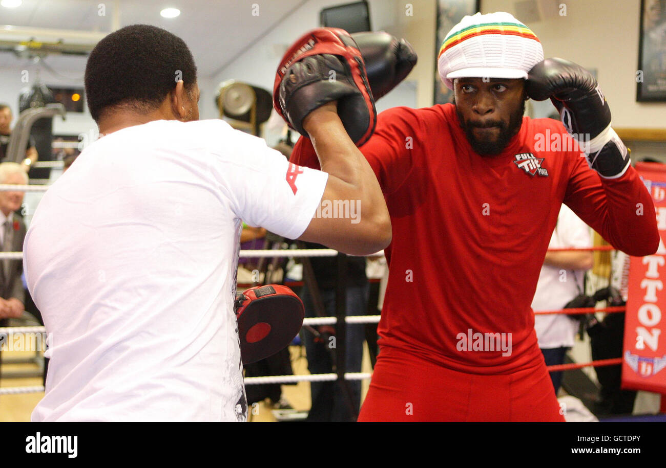 Audley Harrison lance un coup de poing lors d'un entraînement médiatique au club de fitness et de gym Ricky Hatton de Hyde. Banque D'Images