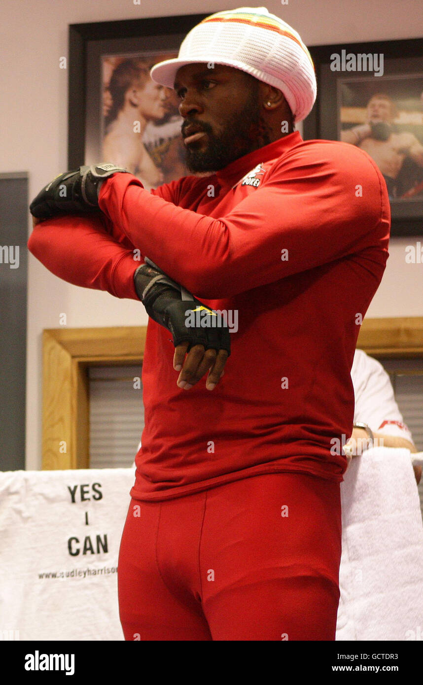 Audley Harrison fait une pause lors d'un entraînement de médias au Ricky Hatton Gym and Fitness Club de Hyde. Banque D'Images