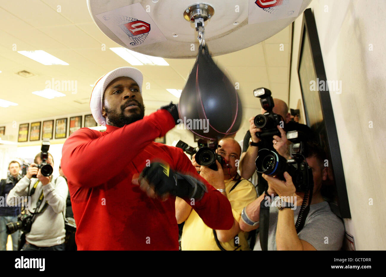 Audley Harrison joue un speedball lors d'un entraînement médiatique au Ricky Hatton Gym and Fitness Club de Hyde. Banque D'Images