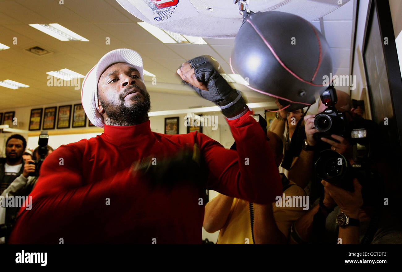 Audley Harrison joue un ballon de vitesse lors d'un entraînement médiatique au Ricky Hatton Gym and Fitness Club de Hyde. Banque D'Images