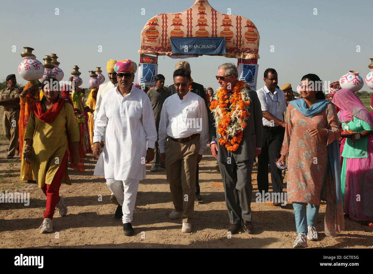 Son Altesse Maharaja Gaj Singh II de Marwar-Jodhpur (2L) et le prince Charles, prince de Galles (2R) participent à une visite du village de Tolesar Charan le quatrième jour d'une visite de quatre jours en Inde. Banque D'Images