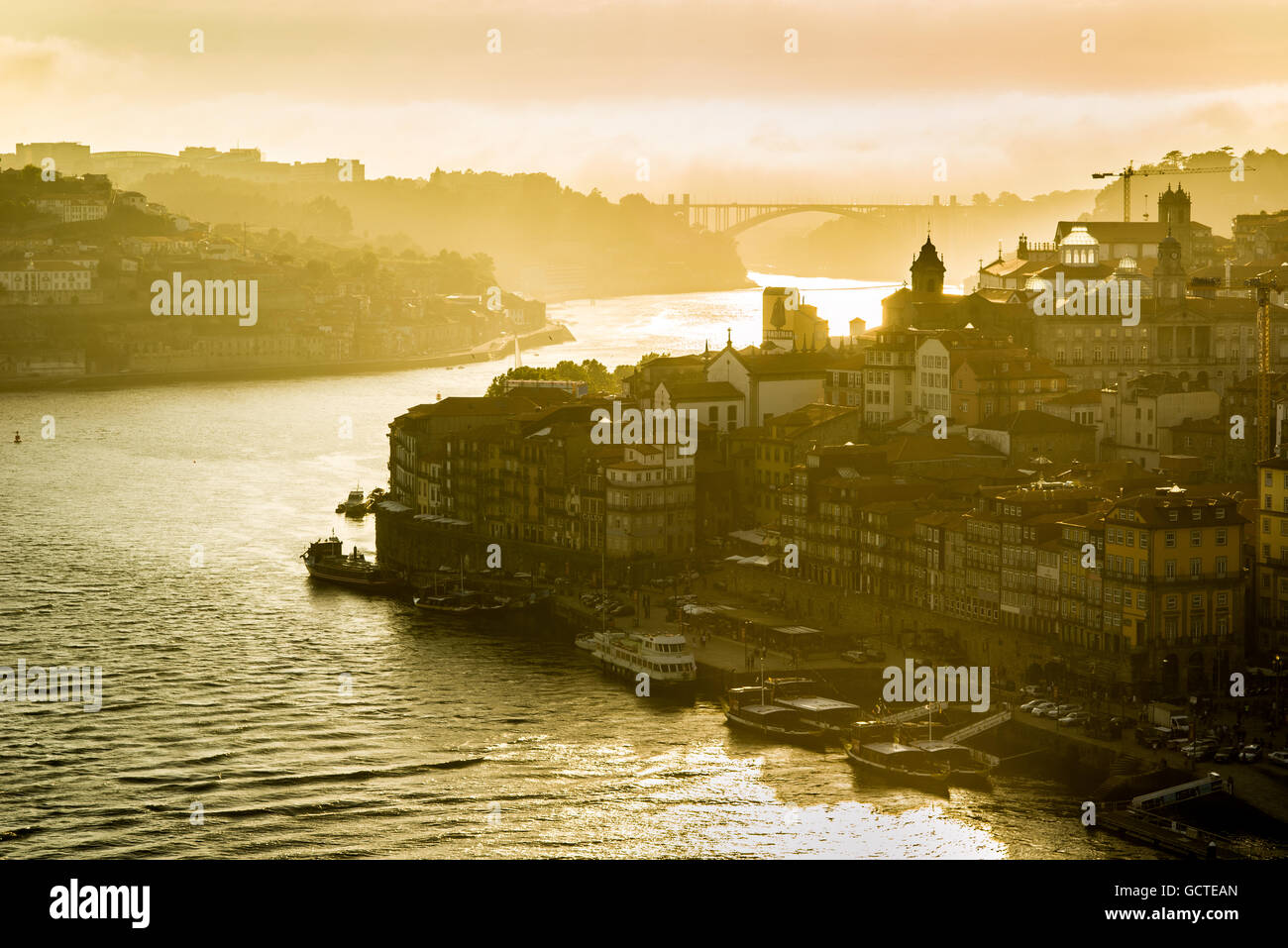 La rivière Douro, dans la ville de Porto au coucher du soleil à Ponte da Arrabida bridge en arrière-plan. Le Portugal. Banque D'Images