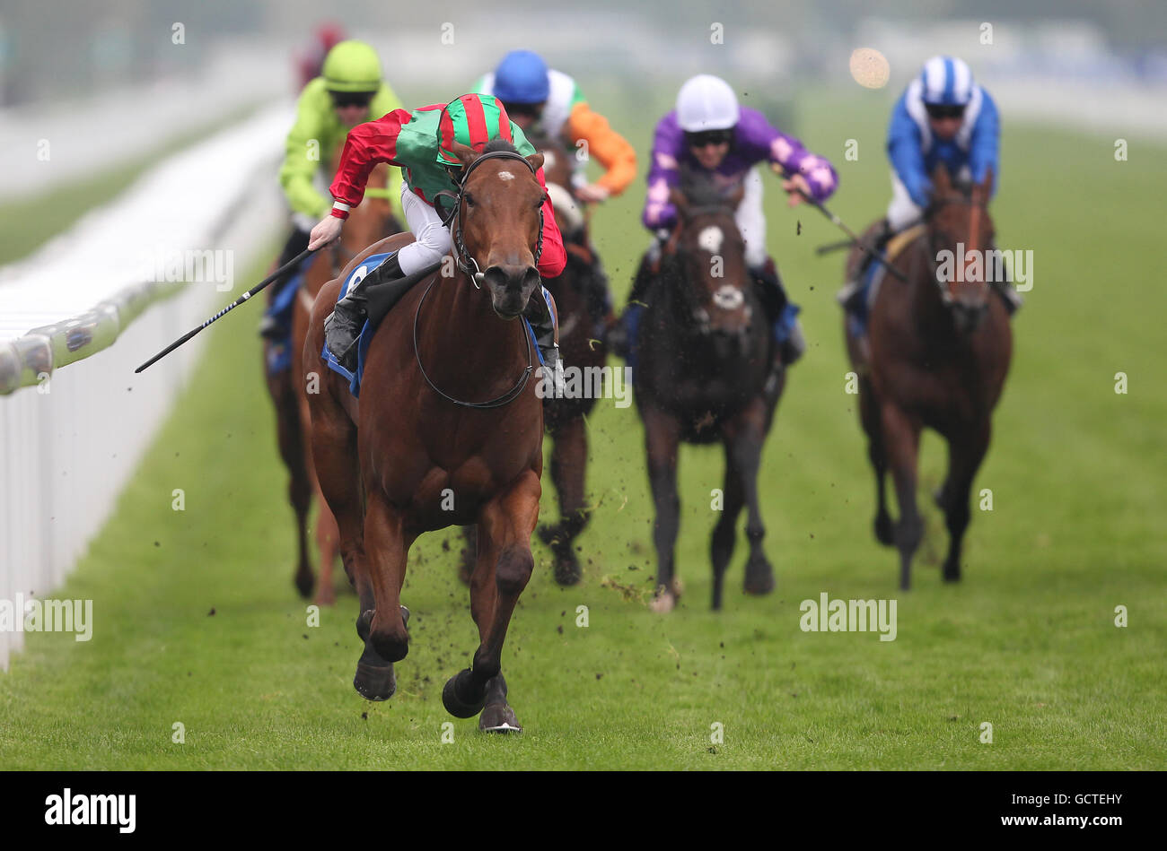 Courses hippiques - le Trophée Coral Sprint - Hippodrome de York.Katla, monté par William Lee, remporte les piquets Coral Rockingham Banque D'Images