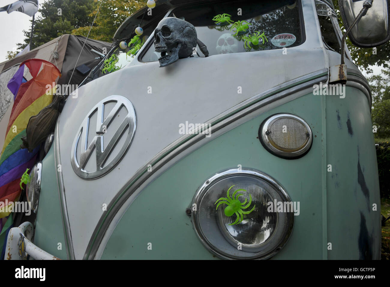 Des articles d'Halloween ornent le panneau avant et les phares d'un camion de transport VW Splitscreen de type 2 au salon VW Oktoberfest à Cheddar, Somerse. Oktoberfest est l'un des derniers spectacles de VW dans le sud-ouest de l'Angleterre et est assisté par les passionnés de Volkswagen de tout le pays dans tous les types de véhicules VW de tous les millésimes. Banque D'Images